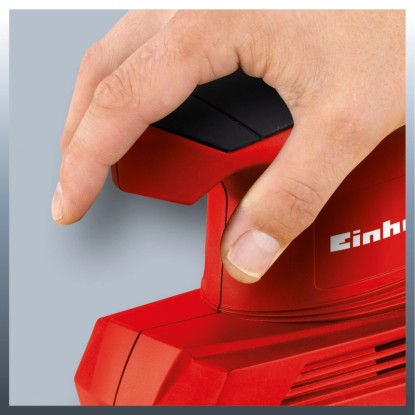 Einhell TC-OS 1520 vibrační bruska v provozu, červená bruska s rukou na spínači. Einhell TC-OS 1520 vibrační bruska v provozu, červená bruska s rukou na spínači.