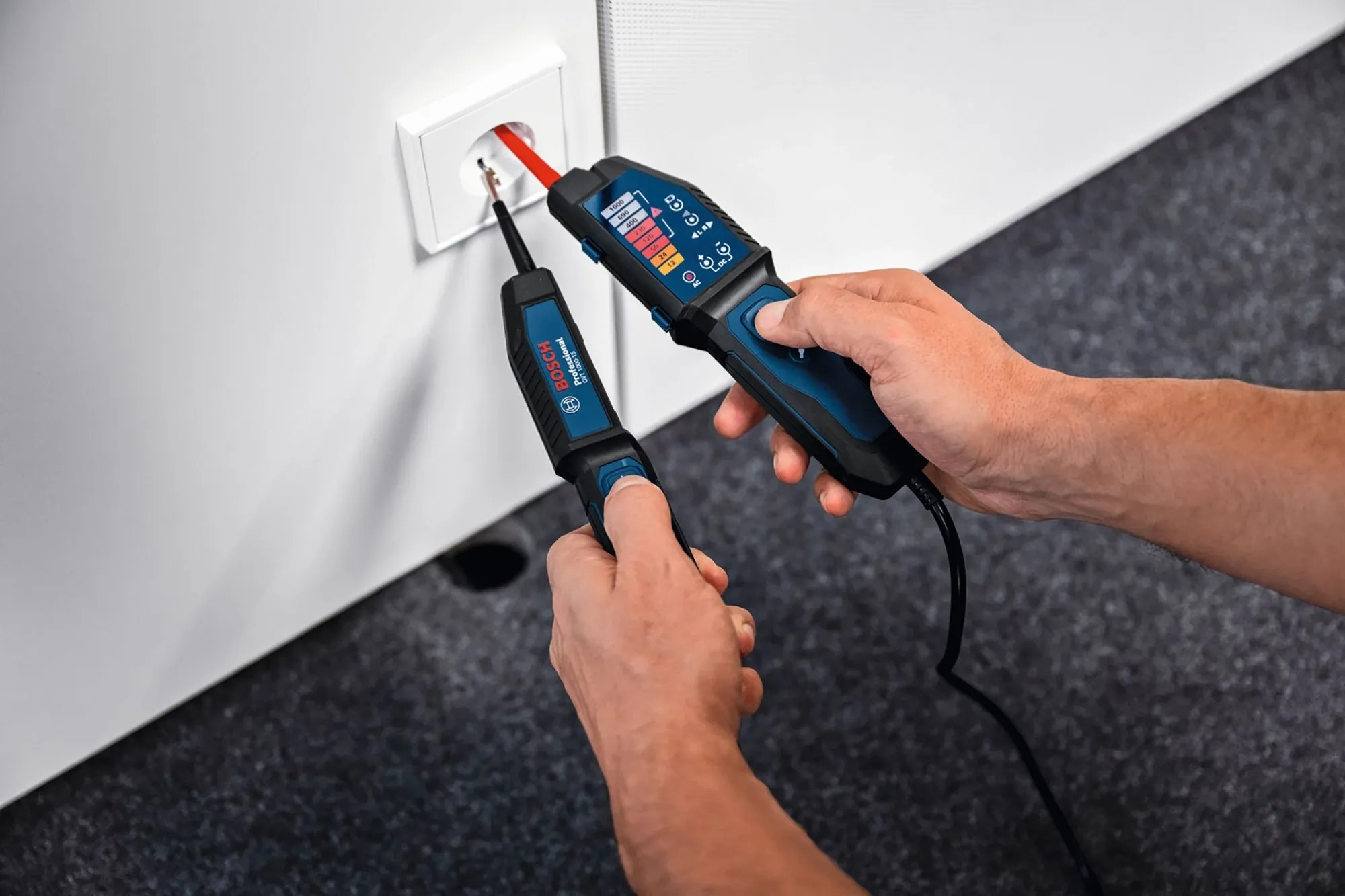 Zkoušečka napětí Bosch Professional GVT 1000-15 při měření zásuvky. Zkoušečka napětí Bosch Professional GVT 1000-15 při měření zásuvky.