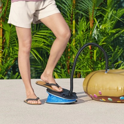 Nožní pumpa Bestway Air Step Pro při nafukování matrace. Nožní pumpa Bestway Air Step Pro při nafukování matrace.