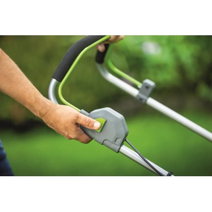 Detail: Ruka ovládá akumulátorovou sekačku LUX-TOOLS A-RM-2x20/37. Zaměřeno na ovládací prvky. Detail: Ruka ovládá akumulátorovou sekačku LUX-TOOLS A-RM-2x20/37. Zaměřeno na ovládací prvky.
