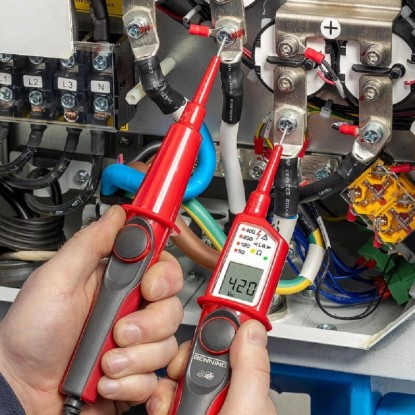 Digitální zkoušečka napětí Duspol při použití na elektrickém systému, displej zobrazuje 420 V. Digitální zkoušečka napětí Duspol při použití na elektrickém systému, displej zobrazuje 420 V.
