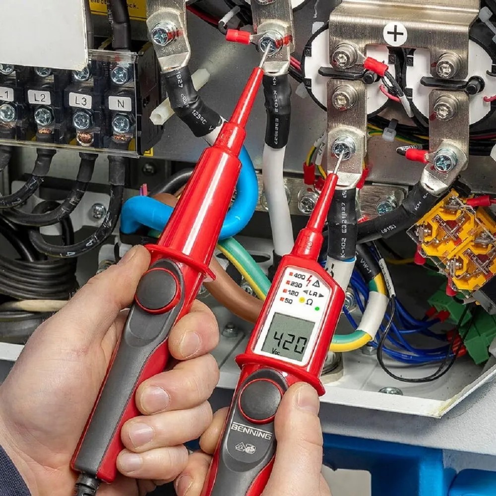 Digitální zkoušečka napětí Duspol při použití na elektrickém systému, displej zobrazuje 420 V. Digitální zkoušečka napětí Duspol při použití na elektrickém systému, displej zobrazuje 420 V.