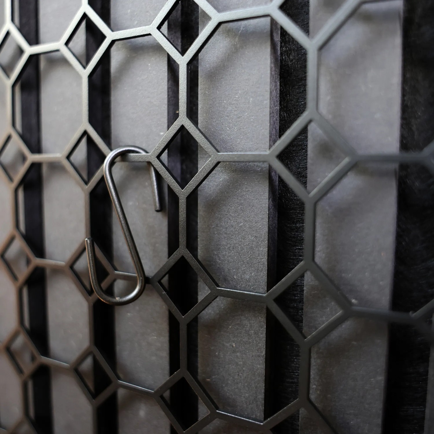 Úložná mřížka Denpanels se 4 háčky pro akustický panel, černá. Úložná mřížka Denpanels se 4 háčky pro akustický panel, černá.