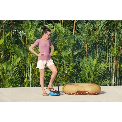 Žena používá nožní pumpu Bestway Air Step Pro k nafouknutí plovacího kruhu ve tvaru donutu. Žena používá nožní pumpu Bestway Air Step Pro k nafouknutí plovacího kruhu ve tvaru donutu.