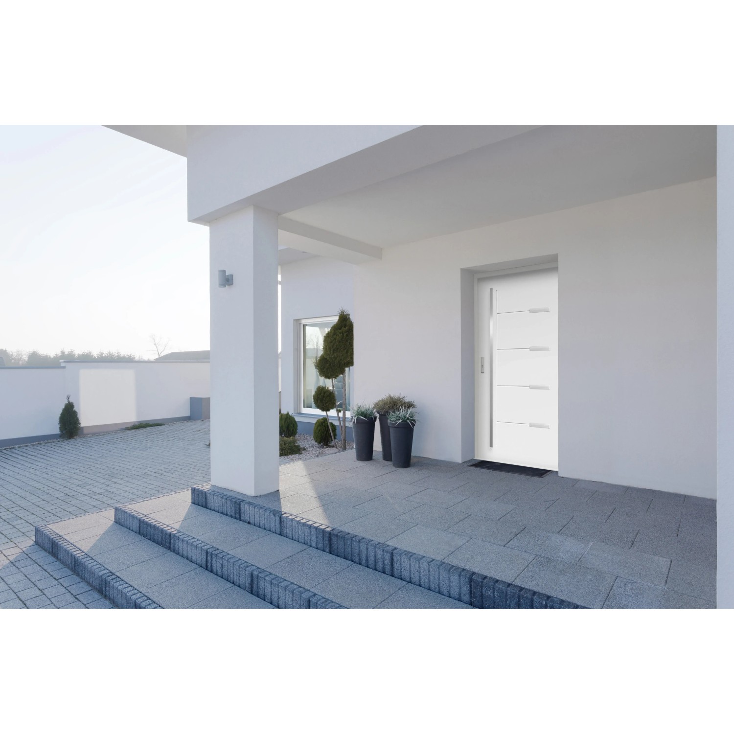 Bílé vchodové dveře Thermospace Oslo Prime (100x210 cm) s levým závěsem ve vchodu do domu. Bílé vchodové dveře Thermospace Oslo Prime (100x210 cm) s levým závěsem ve vchodu do domu.