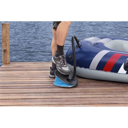 Nožní pumpa Bestway Air Step Pro nafukuje člun na dřevěném mole. Nožní pumpa Bestway Air Step Pro nafukuje člun na dřevěném mole.