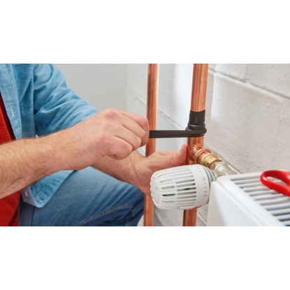 Aplikace Tesa extra Power opravné pásky Extreme Repair Black na měděnou trubku. Aplikace Tesa extra Power opravné pásky Extreme Repair Black na měděnou trubku.