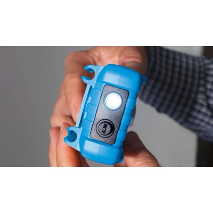 Modrý Pan Minimeter měřicí přístroj s digitálním displejem, LED svítilnou a funkčním tlačítkem v ruce. Modrý Pan Minimeter měřicí přístroj s digitálním displejem, LED svítilnou a funkčním tlačítkem v ruce.