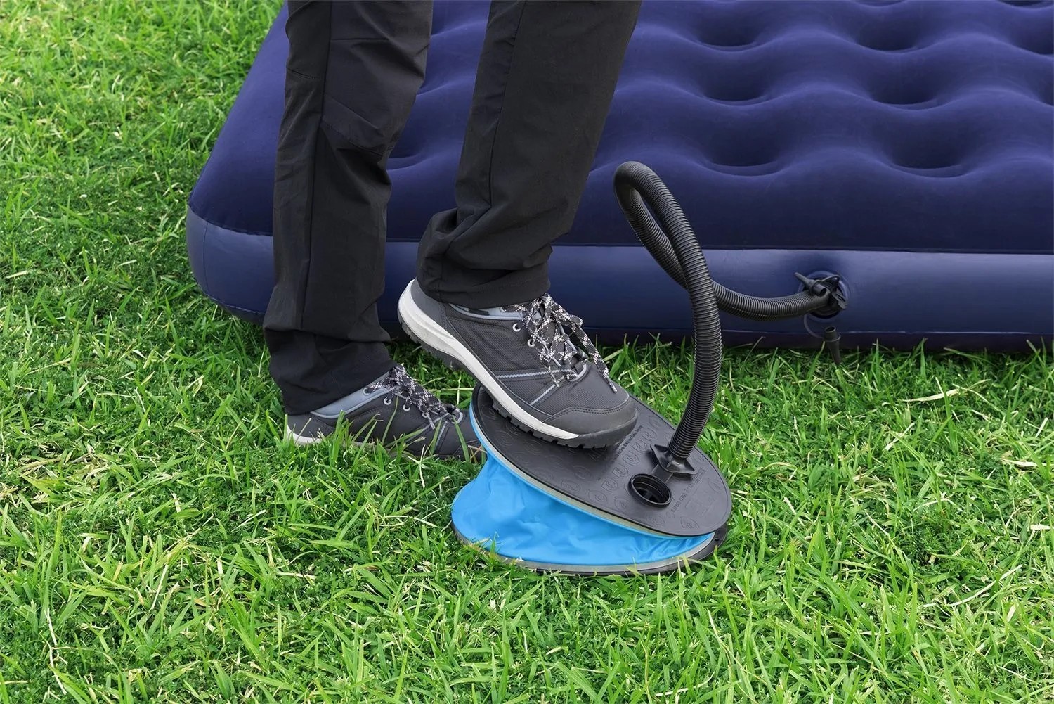 Nožní pumpa Bestway Air Step Pro nafukuje venku matraci. Nožní pumpa Bestway Air Step Pro nafukuje venku matraci.