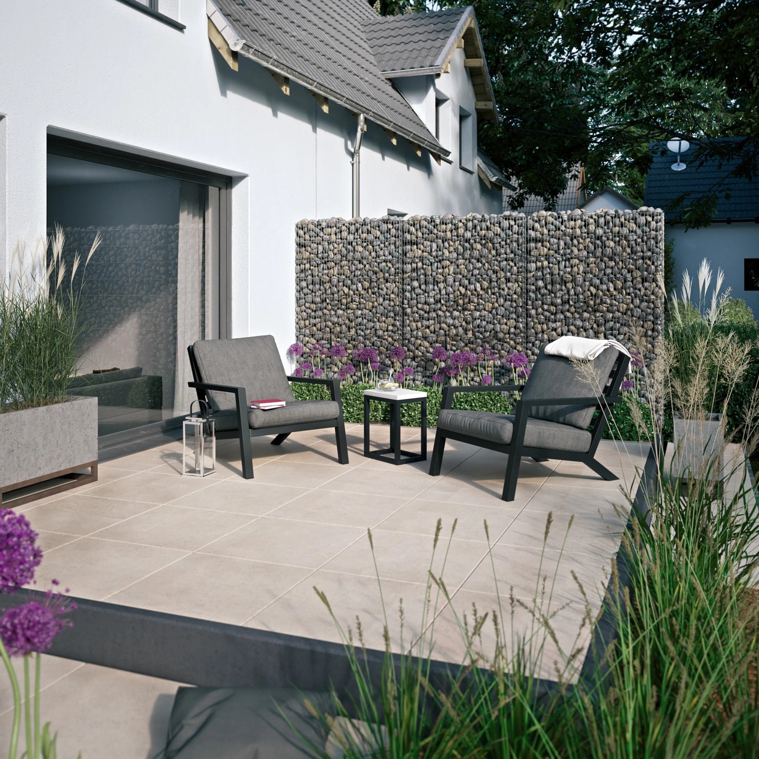 Terasa s dlaždicemi z porcelánové kameniny Tuscany Stone Beige (60x60). Zahradní nábytek a gabionová stěna v pozadí. Terasa s dlaždicemi z porcelánové kameniny Tuscany Stone Beige (60x60). Zahradní nábytek a gabionová stěna v pozadí.