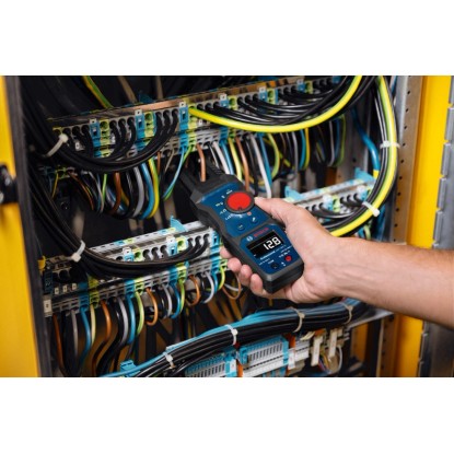 Vidlicový ampérmetr Bosch Professional GFM 1000-15 používaný na rozvaděči. Vidlicový ampérmetr Bosch Professional GFM 1000-15 používaný na rozvaděči.