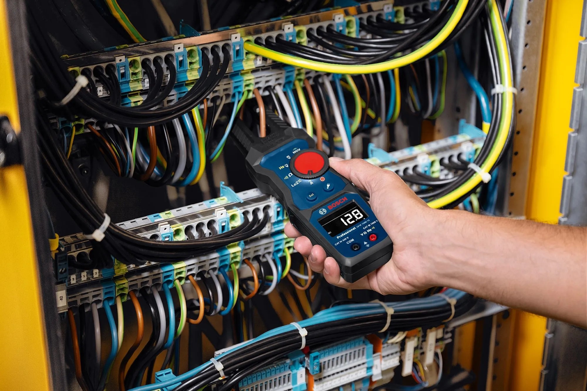 Vidlicový ampérmetr Bosch Professional GFM 1000-15 používaný na rozvaděči. Vidlicový ampérmetr Bosch Professional GFM 1000-15 používaný na rozvaděči.