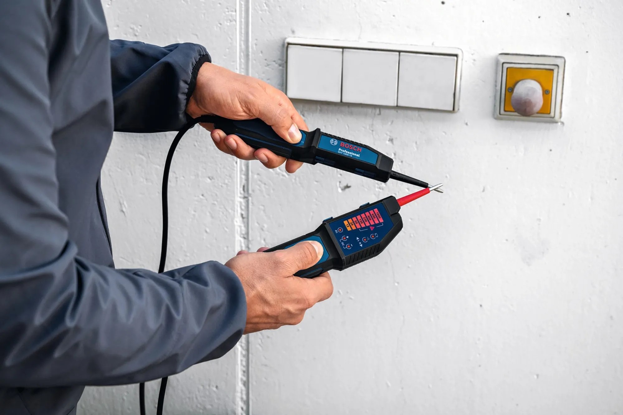 Měřič napětí Bosch Professional GVT 1000-15 při použití na zdi. Měřič napětí Bosch Professional GVT 1000-15 při použití na zdi.
