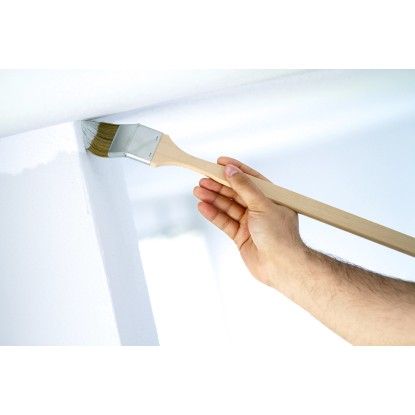 Rohový štětec LUX 35 mm v akci: Ruka maluje roh disperzní barvou. Ideální pro těžko dostupná místa. Rohový štětec LUX 35 mm v akci: Ruka maluje roh disperzní barvou. Ideální pro těžko dostupná místa.