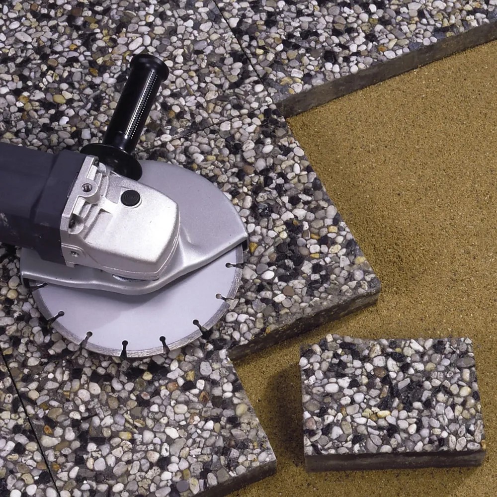 Diamantový řezný kotouč LUX 125 mm s úhlovou bruskou na kamenných deskách. Diamantový řezný kotouč LUX 125 mm s úhlovou bruskou na kamenných deskách.