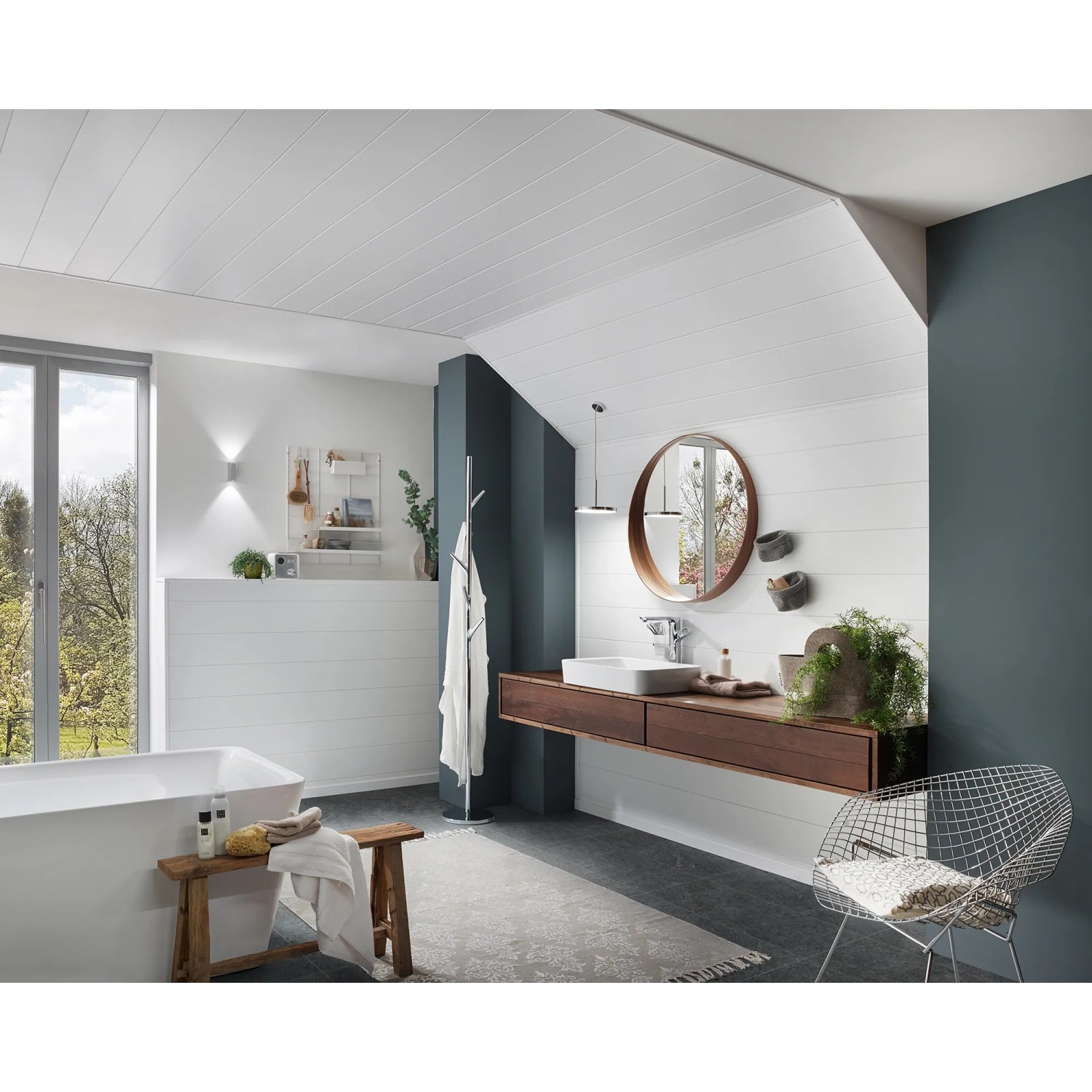 Moderní koupelna s bílými, lesklými stropními a stěnovými panely Kronoflooring. Moderní koupelna s bílými, lesklými stropními a stěnovými panely Kronoflooring.
