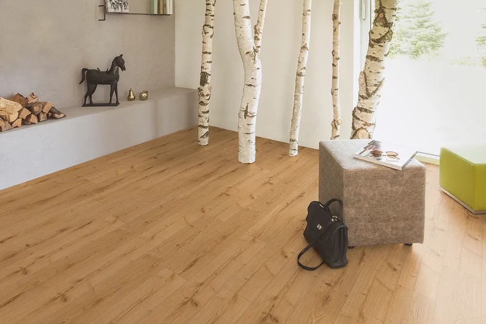 Položený Kaindl Comfort Laminát 7 mm Dub Severina v obývacím pokoji s dekorací. Položený Kaindl Comfort Laminát 7 mm Dub Severina v obývacím pokoji s dekorací.