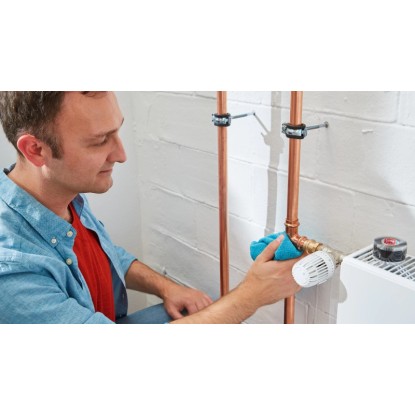 Aplikace: Tesa extra Power opravná páska Extreme Repair pro utěsnění trubek. Aplikace: Tesa extra Power opravná páska Extreme Repair pro utěsnění trubek.