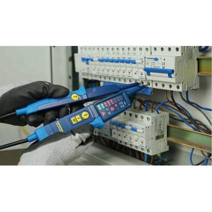 Měřič napětí Pancontrol PAN MV-1000A používaný na pojistkové skříni. Měřicí nástroj s LED displejem. Měřič napětí Pancontrol PAN MV-1000A používaný na pojistkové skříni. Měřicí nástroj s LED displejem.