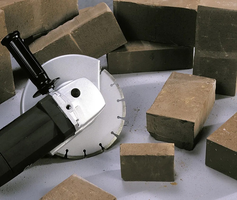Diamantový kotouč LUX Comfort 125 mm na úhlové brusce s kameny. Diamantový kotouč LUX Comfort 125 mm na úhlové brusce s kameny.