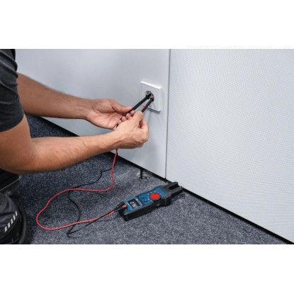 Vidlicový ampérmetr Bosch Professional GFM 1000-15 při měření v zásuvce. Vidlicový ampérmetr Bosch Professional GFM 1000-15 při měření v zásuvce.