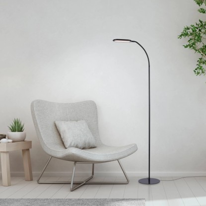 Černá LED stojací lampa Kelly, výška 175 cm, jako lampa na čtení v obývacím pokoji. Černá LED stojací lampa Kelly, výška 175 cm, jako lampa na čtení v obývacím pokoji.