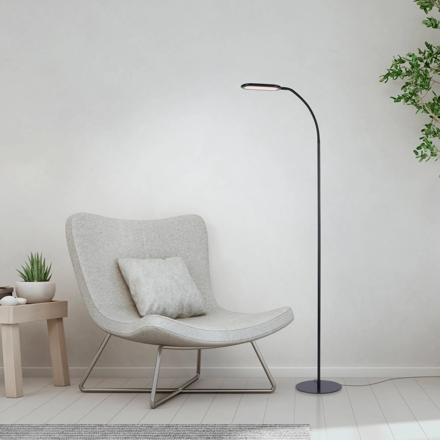 Černá LED stojací lampa Kelly, výška 175 cm, jako lampa na čtení v obývacím pokoji. Černá LED stojací lampa Kelly, výška 175 cm, jako lampa na čtení v obývacím pokoji.