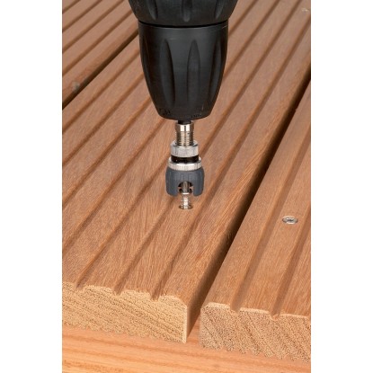 Nástavec šroubováku wolfcraft pro terasová prkna při použití s vrtačkou. Šroub je zapuštěn do prkna. Nástavec šroubováku wolfcraft pro terasová prkna při použití s vrtačkou. Šroub je zapuštěn do prkna.