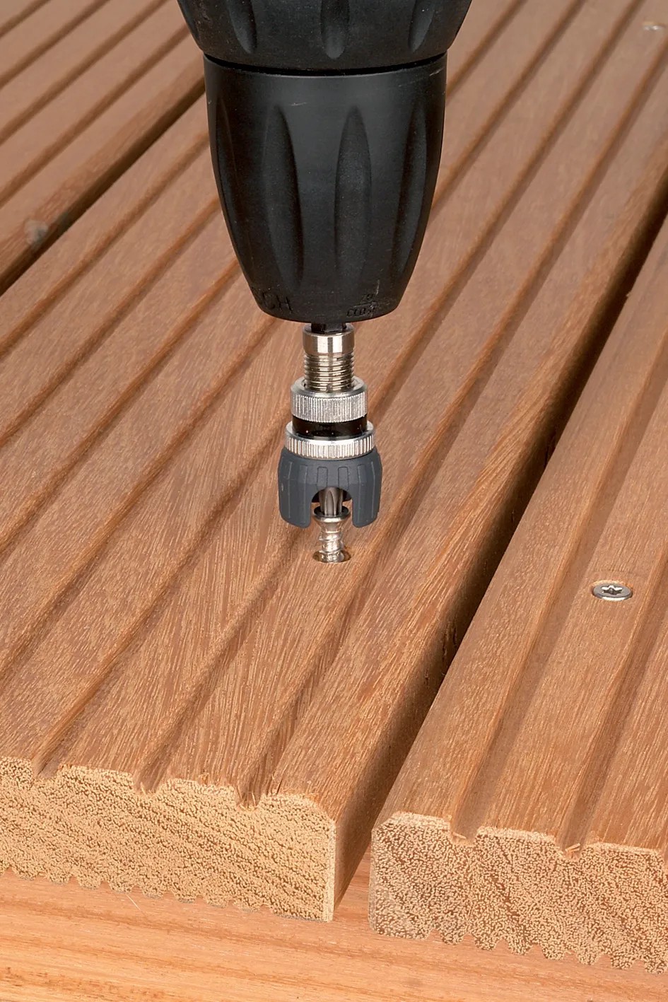 Nástavec šroubováku wolfcraft pro terasová prkna při použití s vrtačkou. Šroub je zapuštěn do prkna. Nástavec šroubováku wolfcraft pro terasová prkna při použití s vrtačkou. Šroub je zapuštěn do prkna.