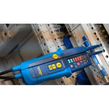Zkoušečka napětí Pancontrol PAN MV-1000A, 12-1000 V, s LED displejem a testovacími hroty před rozvodnou skříní. Zkoušečka napětí Pancontrol PAN MV-1000A, 12-1000 V, s LED displejem a testovacími hroty před rozvodnou skříní.