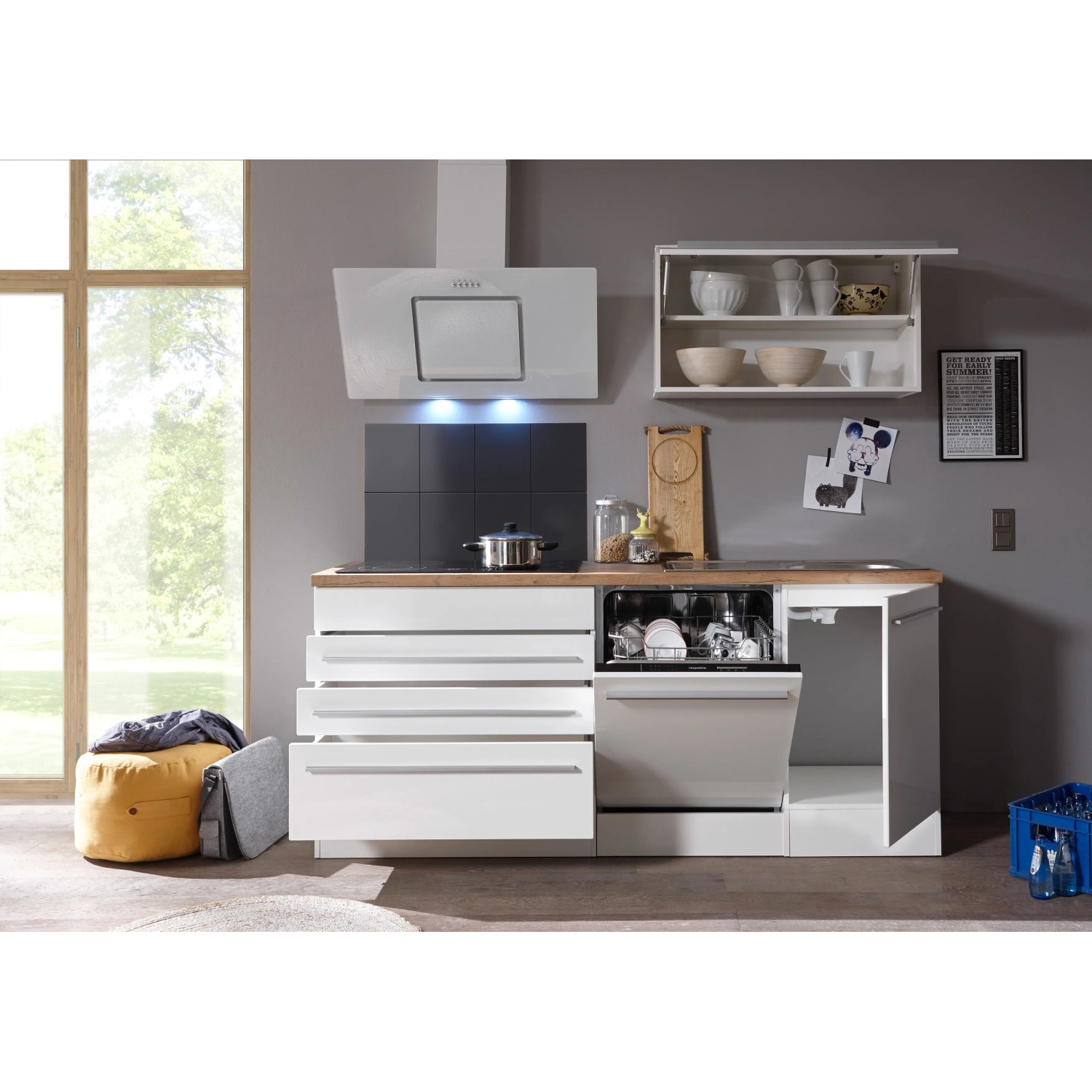 Kuchyňská linka Respekta Premium 320 cm, bílý lesk, s elektrospotřebiči a velkým úložným prostorem. Kuchyňská linka Respekta Premium 320 cm, bílý lesk, s elektrospotřebiči a velkým úložným prostorem.