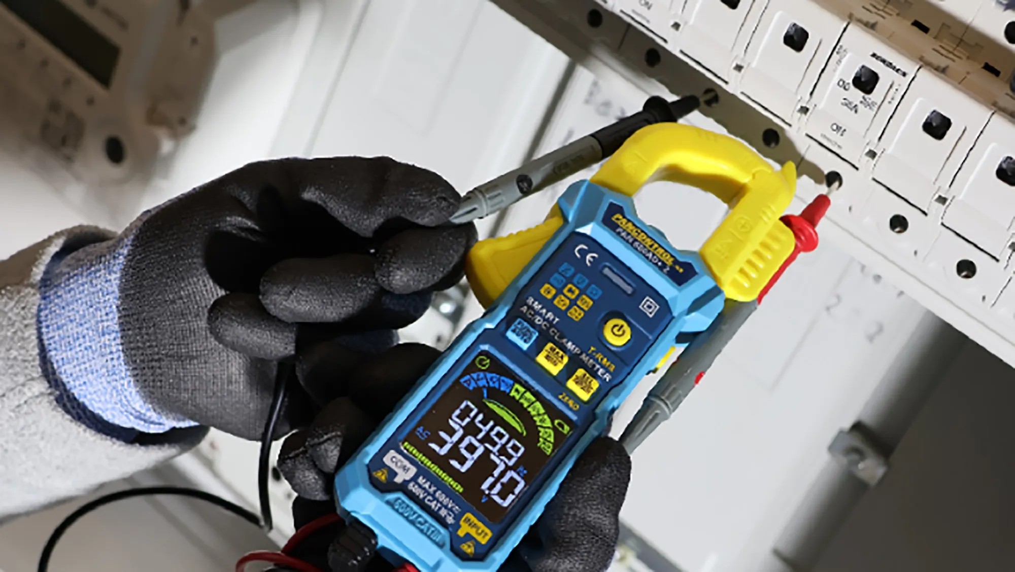 Proudová klešť Pancontrol PAN 600AD+ při měření na rozvodné skříni. Proudová klešť Pancontrol PAN 600AD+ při měření na rozvodné skříni.