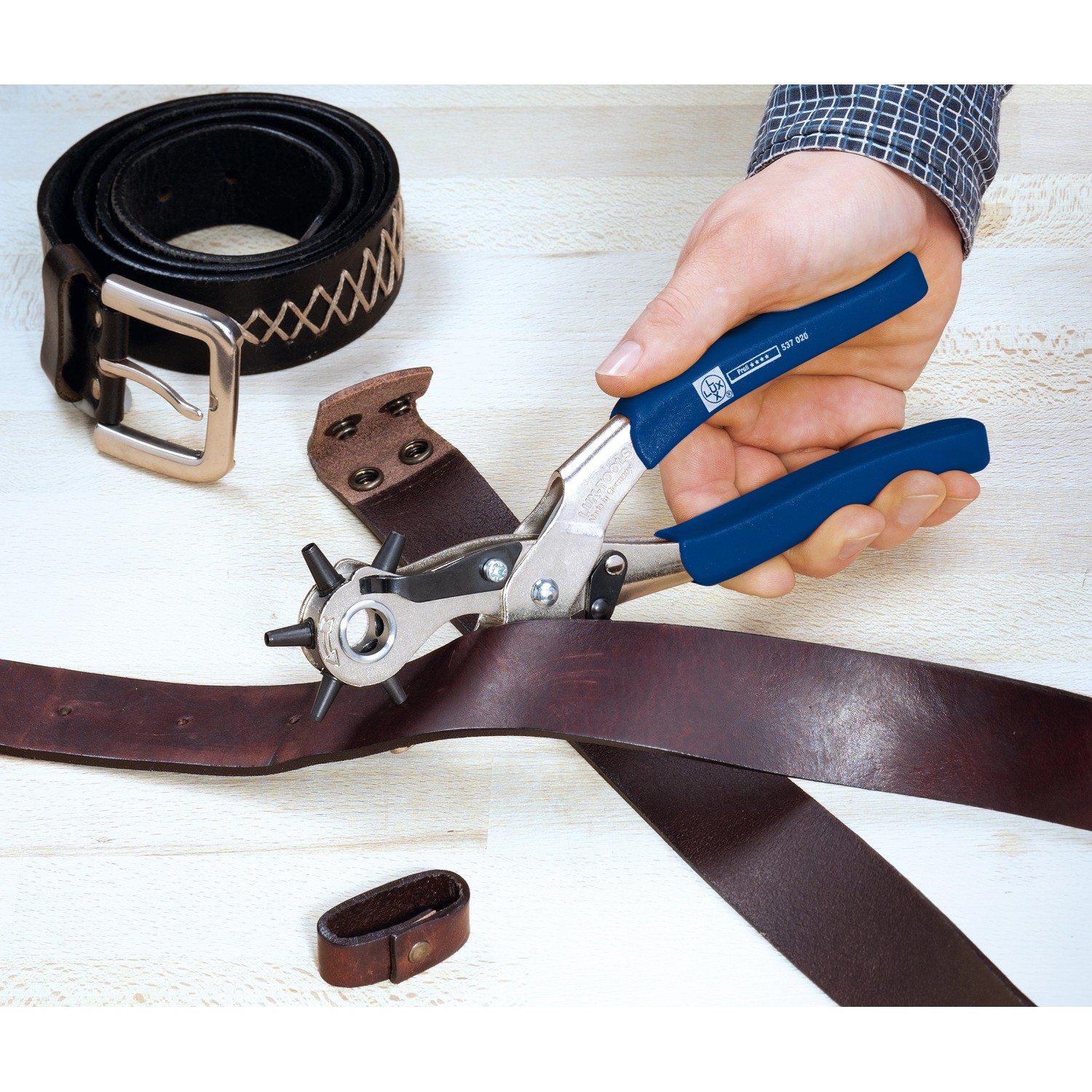 LUX Revolverlochzange 220 mm Comfort při děrování koženého opasku. LUX Revolverlochzange 220 mm Comfort při děrování koženého opasku.
