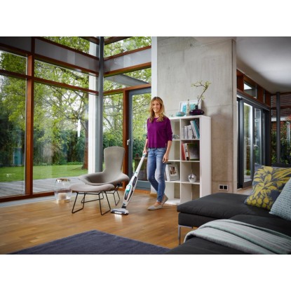 Žena vysává podlahu pomocí akumulátorového vysavače Leifheit Regulus PowerVac. Žena vysává podlahu pomocí akumulátorového vysavače Leifheit Regulus PowerVac.