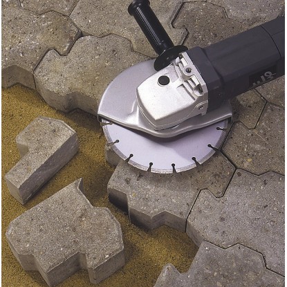 Diamantový kotouč LUX 125 mm na úhlové brusce při řezání kamenné dlažby. Diamantový kotouč LUX 125 mm na úhlové brusce při řezání kamenné dlažby.