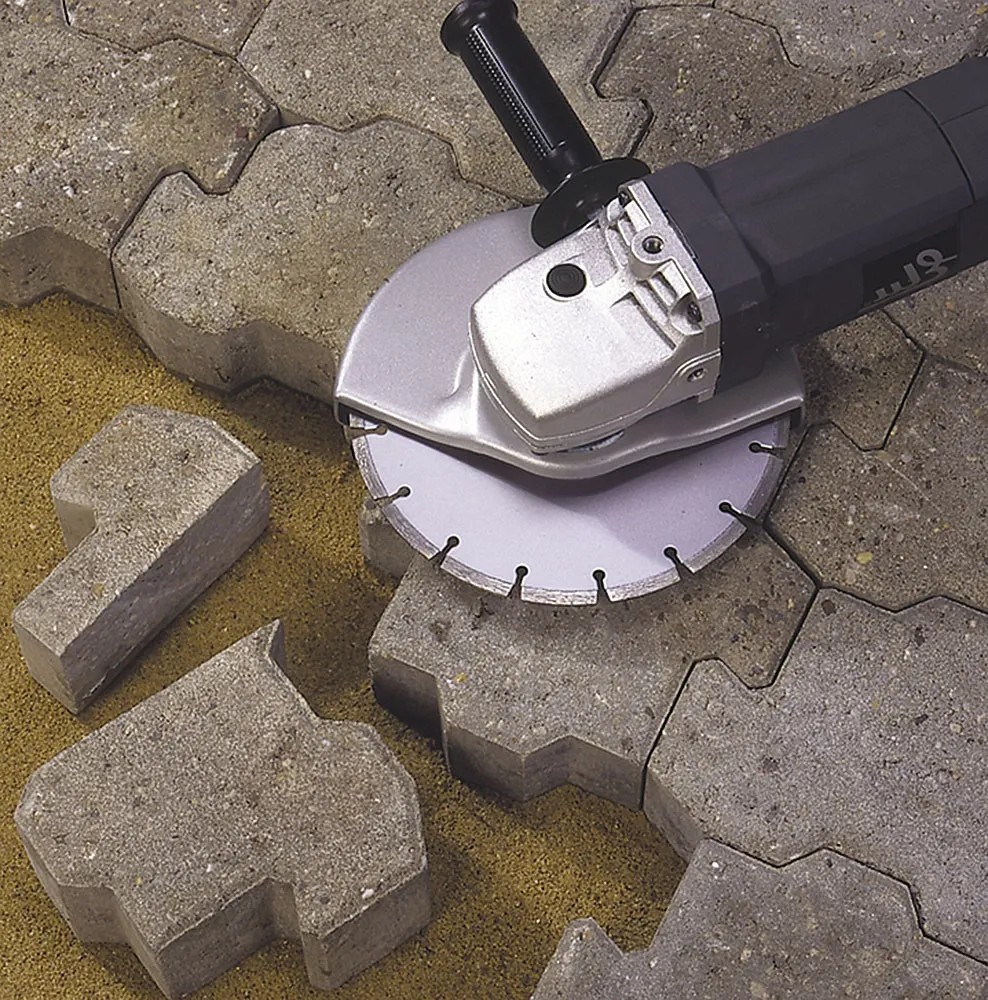 Diamantový kotouč LUX 125 mm na úhlové brusce při řezání kamenné dlažby. Diamantový kotouč LUX 125 mm na úhlové brusce při řezání kamenné dlažby.