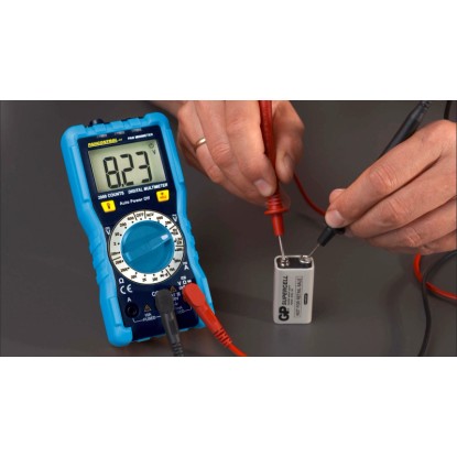 Pan Minimeter měřicí přístroj při měření baterie, digitální displej, modré pouzdro. Pan Minimeter měřicí přístroj při měření baterie, digitální displej, modré pouzdro.