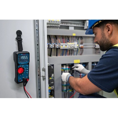 Digitální multimetr Bosch Professional GDM 600-15 používaný při elektroinstalaci. Digitální multimetr Bosch Professional GDM 600-15 používaný při elektroinstalaci.