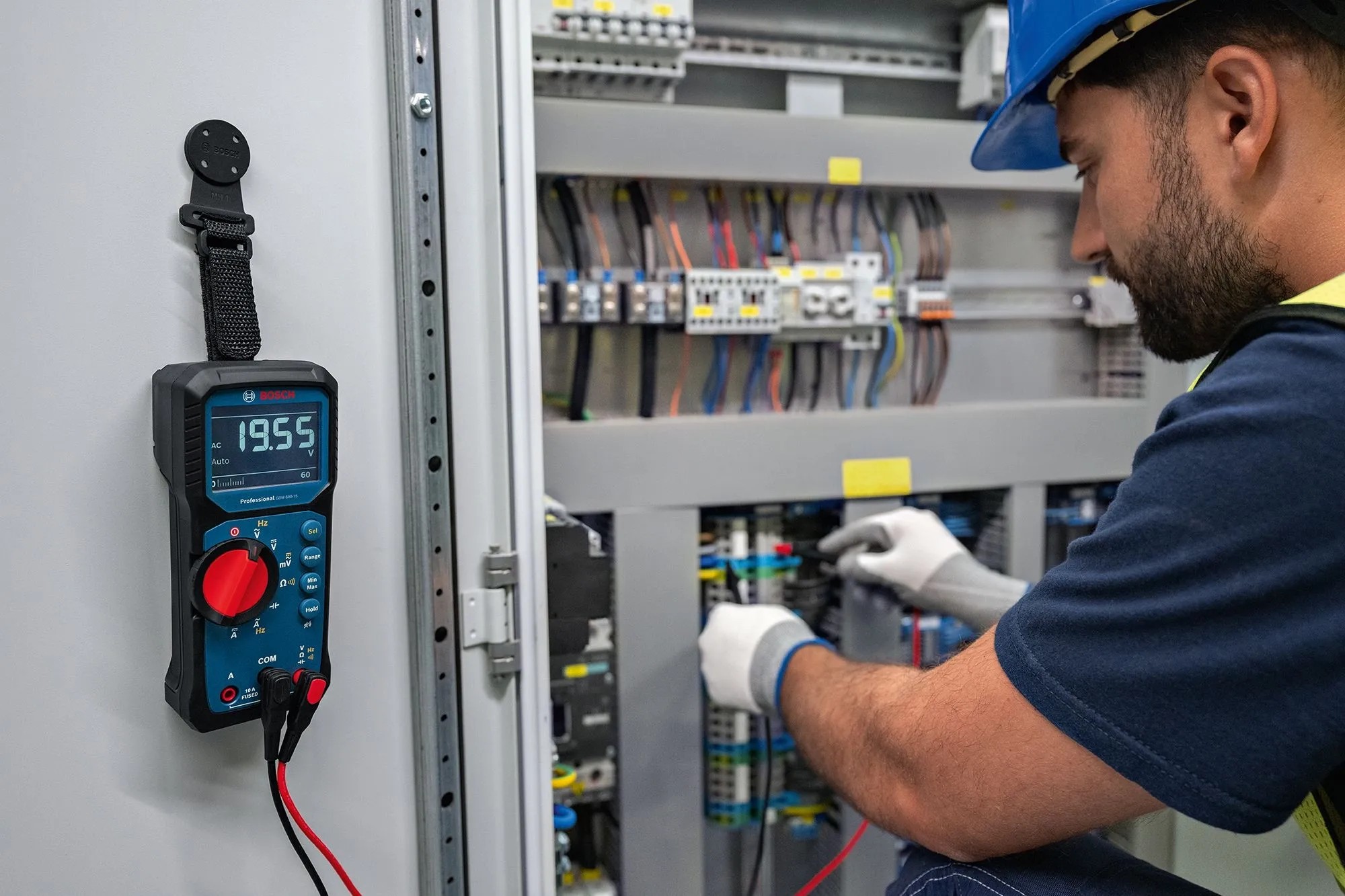 Digitální multimetr Bosch Professional GDM 600-15 používaný při elektroinstalaci. Digitální multimetr Bosch Professional GDM 600-15 používaný při elektroinstalaci.