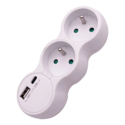 Bílá prodlužovací zásuvka se 2 zásuvkami Schuko a USB porty. Bílá prodlužovací zásuvka se 2 zásuvkami Schuko a USB porty.