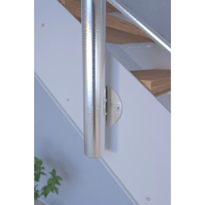 Detail: Schodiště Kos s bílým designovým zábradlím a bukovými stupni. Detail: Schodiště Kos s bílým designovým zábradlím a bukovými stupni.