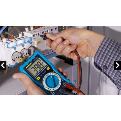 Pan Minimeter měřicí přístroj měří napětí na rozvodné skříni. Pan Minimeter měřicí přístroj měří napětí na rozvodné skříni.