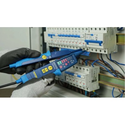 Zkoušečka napětí Pancontrol PAN MV-1000A při zkoušení napětí na elektrické instalaci. Zkoušečka napětí Pancontrol PAN MV-1000A při zkoušení napětí na elektrické instalaci.
