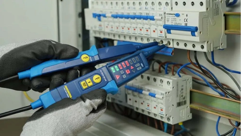 Zkoušečka napětí Pancontrol PAN MV-1000A při zkoušení napětí na elektrické instalaci. Zkoušečka napětí Pancontrol PAN MV-1000A při zkoušení napětí na elektrické instalaci.