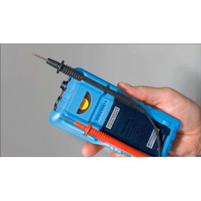 Modrý měřicí přístroj Pan Minimeter v ruce s měřicími hroty pro napětí, proud a odpor. Modrý měřicí přístroj Pan Minimeter v ruce s měřicími hroty pro napětí, proud a odpor.