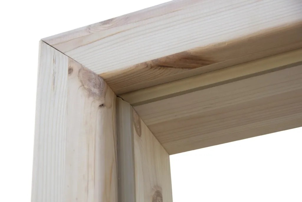 Detail surového dřevěného rámu dveří, ideální pro interiérové úpravy a renovace. Detail surového dřevěného rámu dveří, ideální pro interiérové úpravy a renovace.