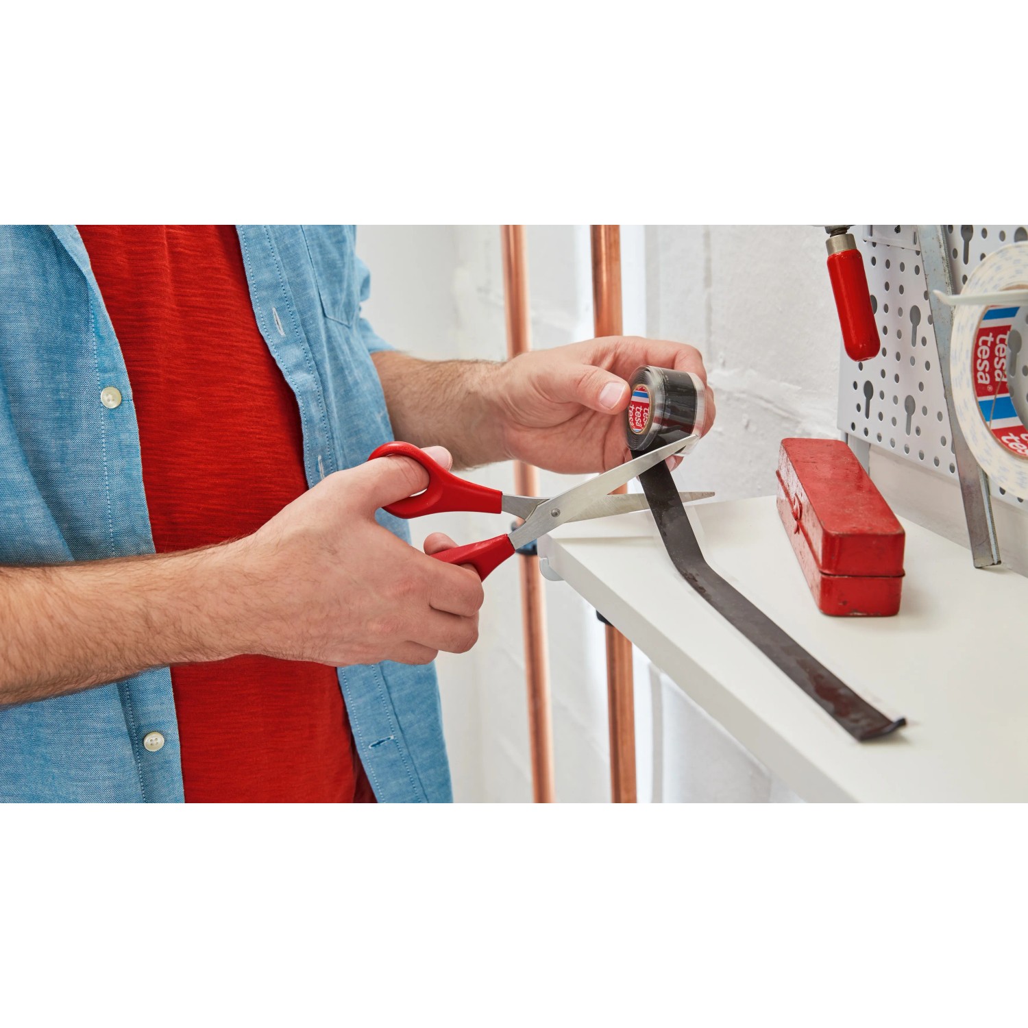 Použití Tesa extra Power Repair Tape Extreme, černá, stříhaná nůžkami. Použití Tesa extra Power Repair Tape Extreme, černá, stříhaná nůžkami.