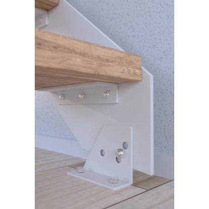 Detail schodiště Kos: Bílý kovový nosník se světlým bukovým stupněm a upevněním k podlaze. Moderní interiérové schodiště. Detail schodiště Kos: Bílý kovový nosník se světlým bukovým stupněm a upevněním k podlaze. Moderní interiérové schodiště.