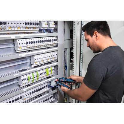 Elektrikář testuje napětí pomocí zkoušečky napětí Bosch Professional GVT 1000-15 na rozvaděči. Elektrikář testuje napětí pomocí zkoušečky napětí Bosch Professional GVT 1000-15 na rozvaděči.