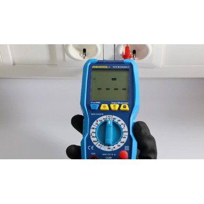 Digitální multimetr Pancontrol PAN Minimeter měří napětí v zásuvce. Digitální multimetr Pancontrol PAN Minimeter měří napětí v zásuvce.